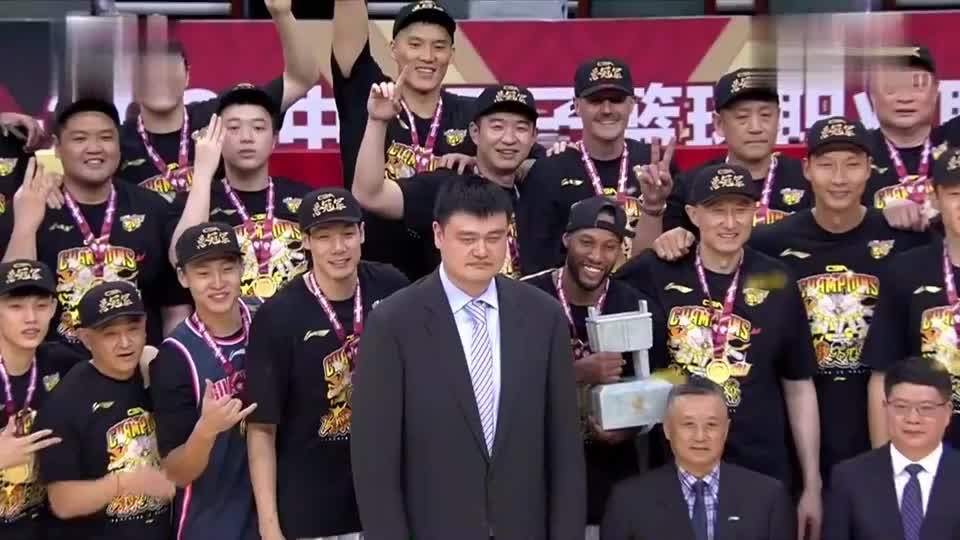 广东拿总冠军姚明参与合照威姆斯大姚你挡住我了