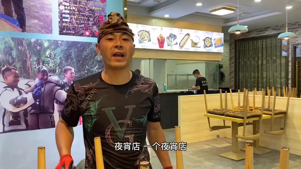 拐哥店铺装修,墙上照片很是重点,还有需要改进的,大