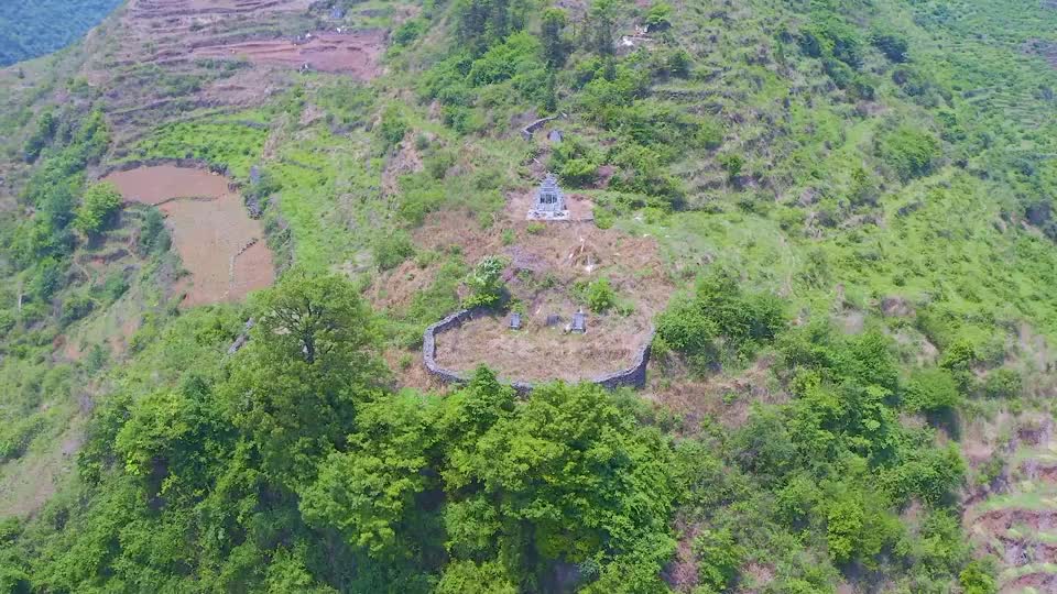 贵州一家4兄弟都是大老板却把祖坟葬在这种地方风水宝地