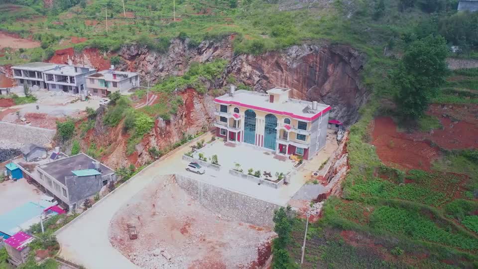 贵州农村老板建豪宅山都挖了一半太厉害了
