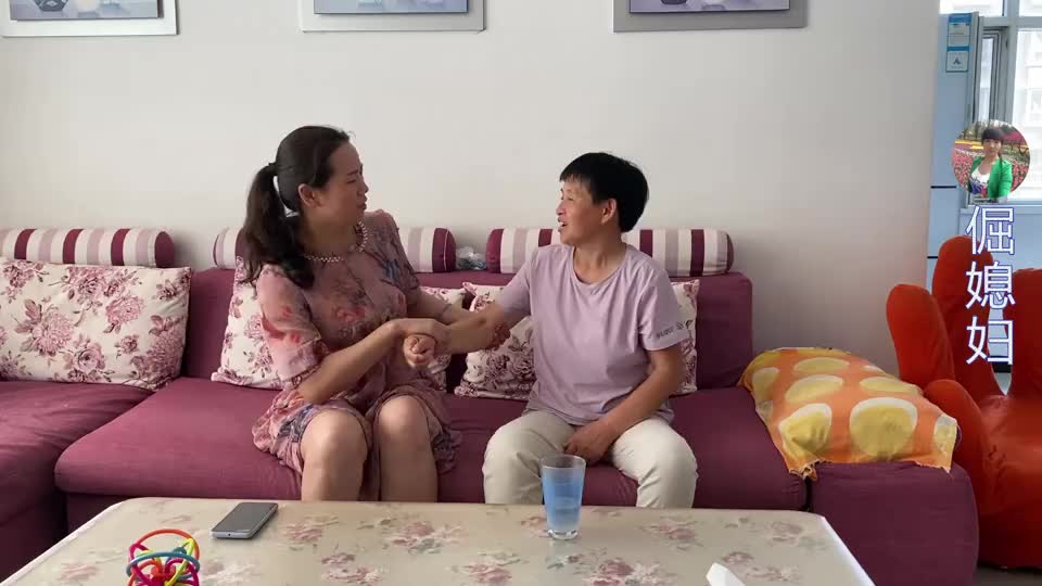 婆媳俩一大早意见不合发生争执急得婆婆背包要走老公左右为难
