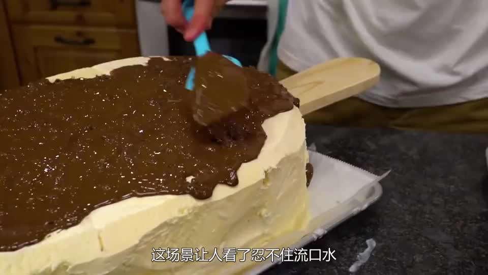 老外挑战制作世界上最大的脆皮雪糕看到成品后简直太诱人