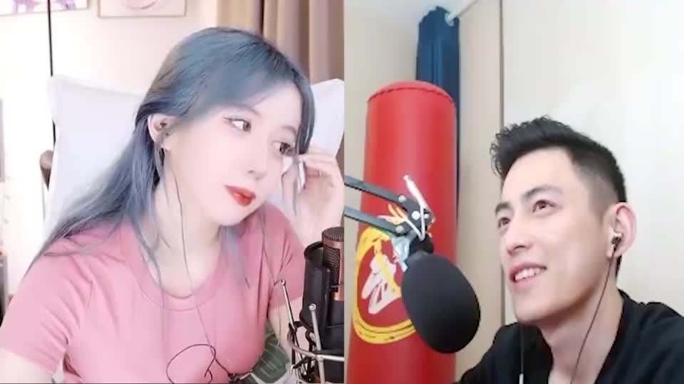 呆妹儿:智勋在看那个女主播?我去冲了她