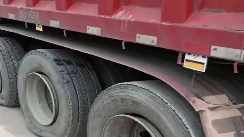 差点全灭!大货车这样的爆胎头回见,这维修费得好几千吧