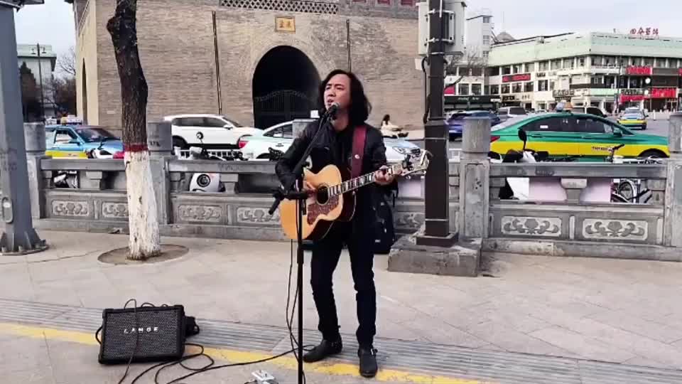 街头流浪歌手吉他弹唱冷雨夜还是那熟悉的旋律