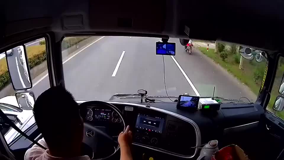 忍一时风平浪静,想想漂亮的老婆,我还是让让他们吧