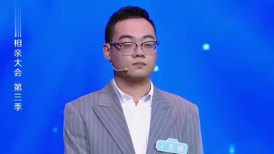 全场最美女导演就这样被小伙牵走,小伙激动不已,太甜了