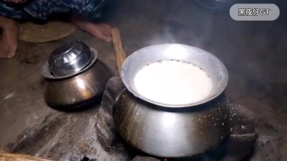 尼泊尔偏远山区村民的晚饭太寒碜，丈夫子女吃完后妻子才端碗