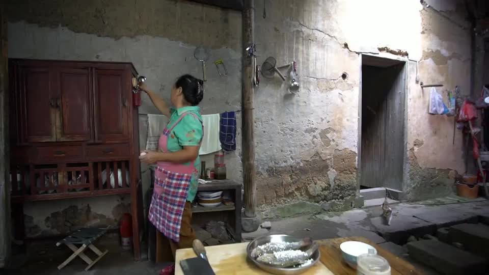 农村大姐一年没回娘家了，来二弟家做客，看弟媳妇做啥吃的来招待