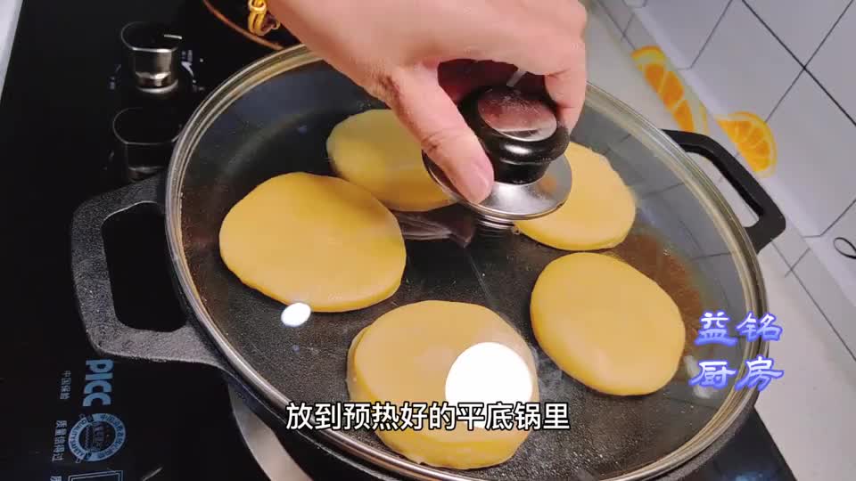 70后不用一滴水烙的饼，柔润光滑，口感细腻，你看像乳山喜饼吗