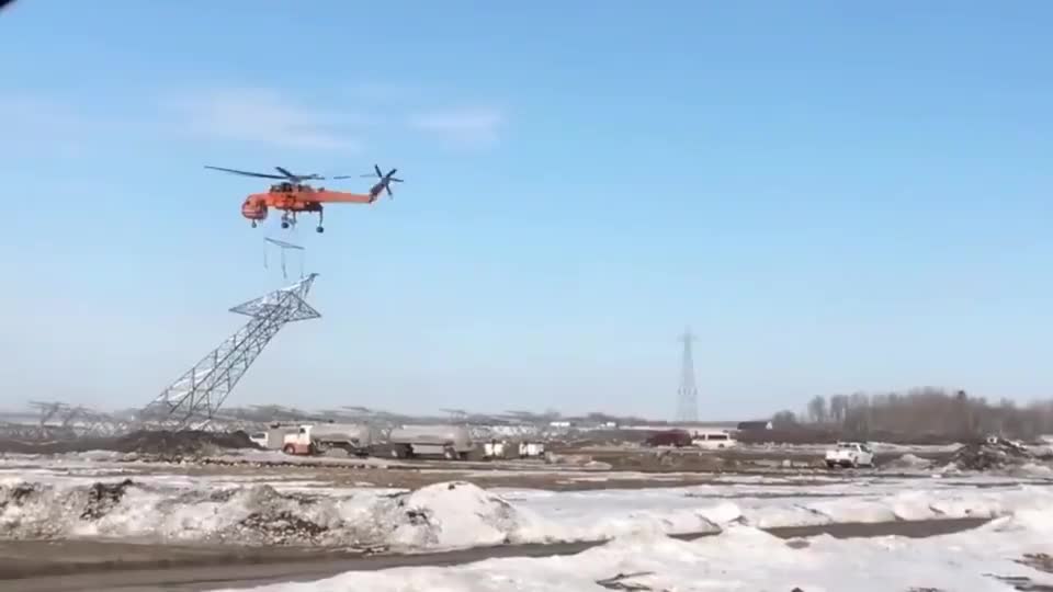 S-64直升机吊运电网铁塔，不愧是空中吊车