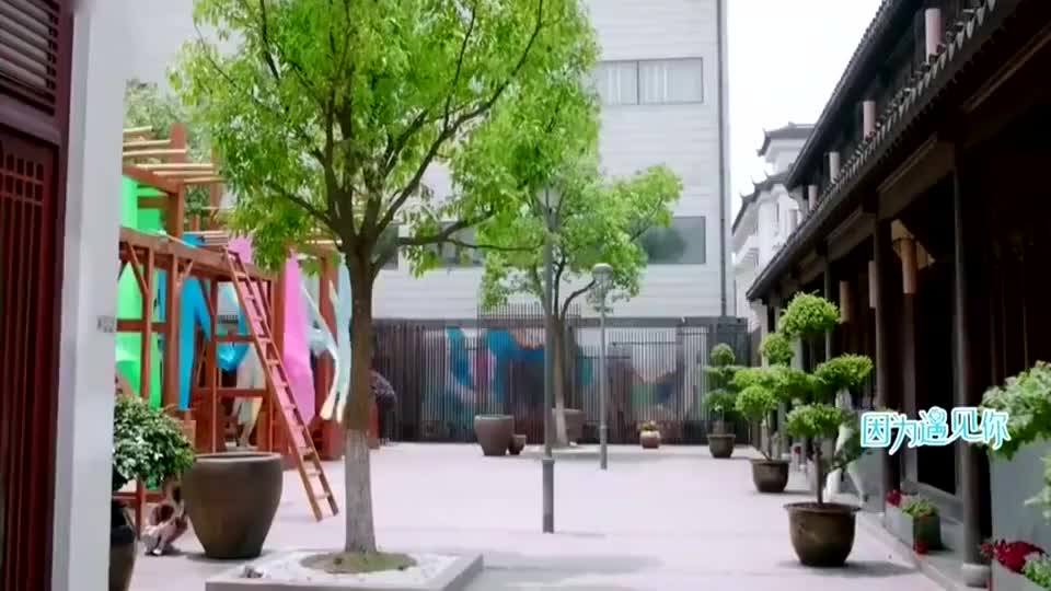 果果和乐童在染色院玩找到依蓓的风筝