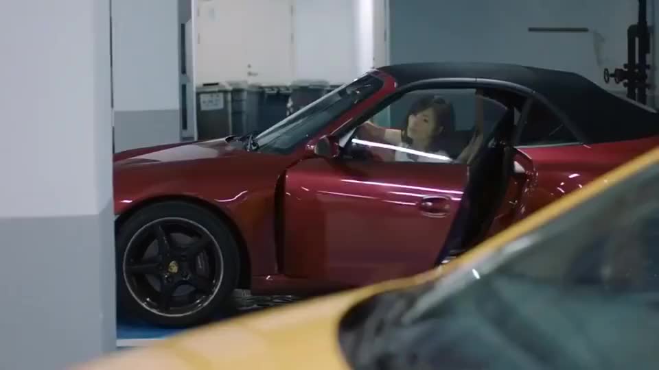 欢乐颂安迪开着限量版保时捷曲筱绡一查她背景立马不淡定了