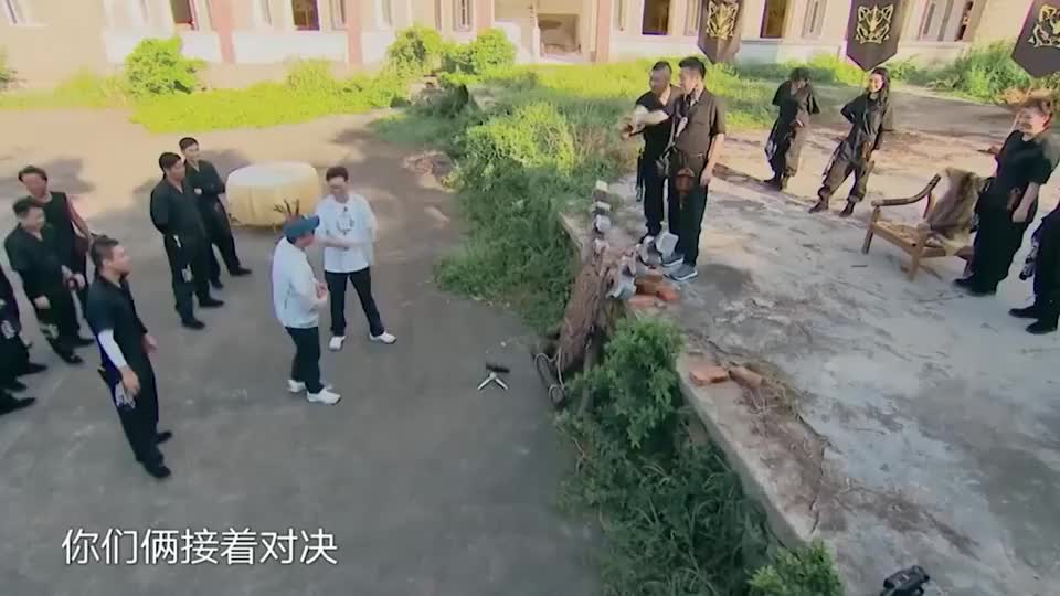 王迅跳“猫猫舞”偷懒，于和伟怒了，竟喷了他一脸墨汁