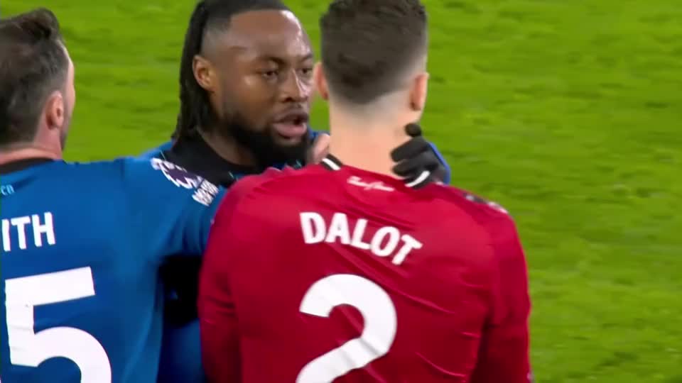 曼联吃亏！卡塞米罗曾锁喉被罚下，达洛特、B费被锁喉却无事发生