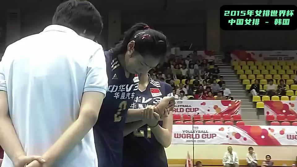 朱婷崴脚痛哭离场！15_19绝境翻盘，这才是中国女排的铁血精神！