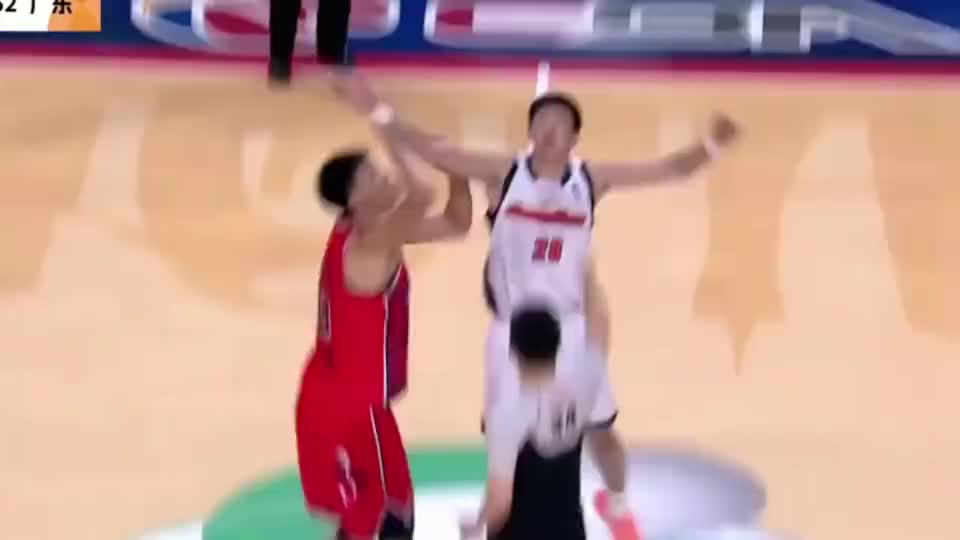 遇事不决萨林杰，实在不行就找徐杰，广东男篮小胜广州男篮