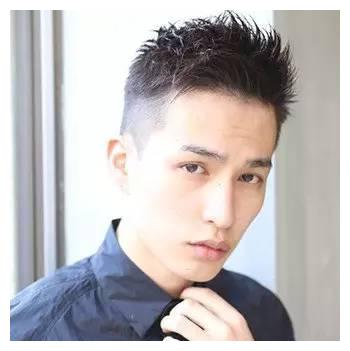 男生露额头短发一:很man的型男发型设计,短发两鬓修理的超短,发顶的