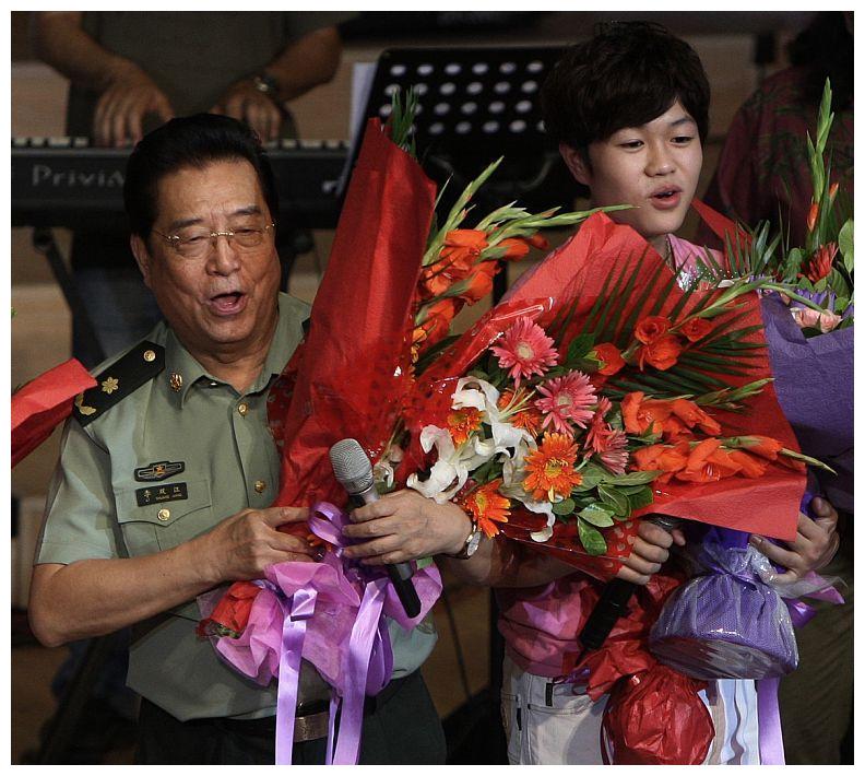 24岁梦鸽甘愿嫁给51岁李双江,为生孩还不惜两次流产,她图什么?