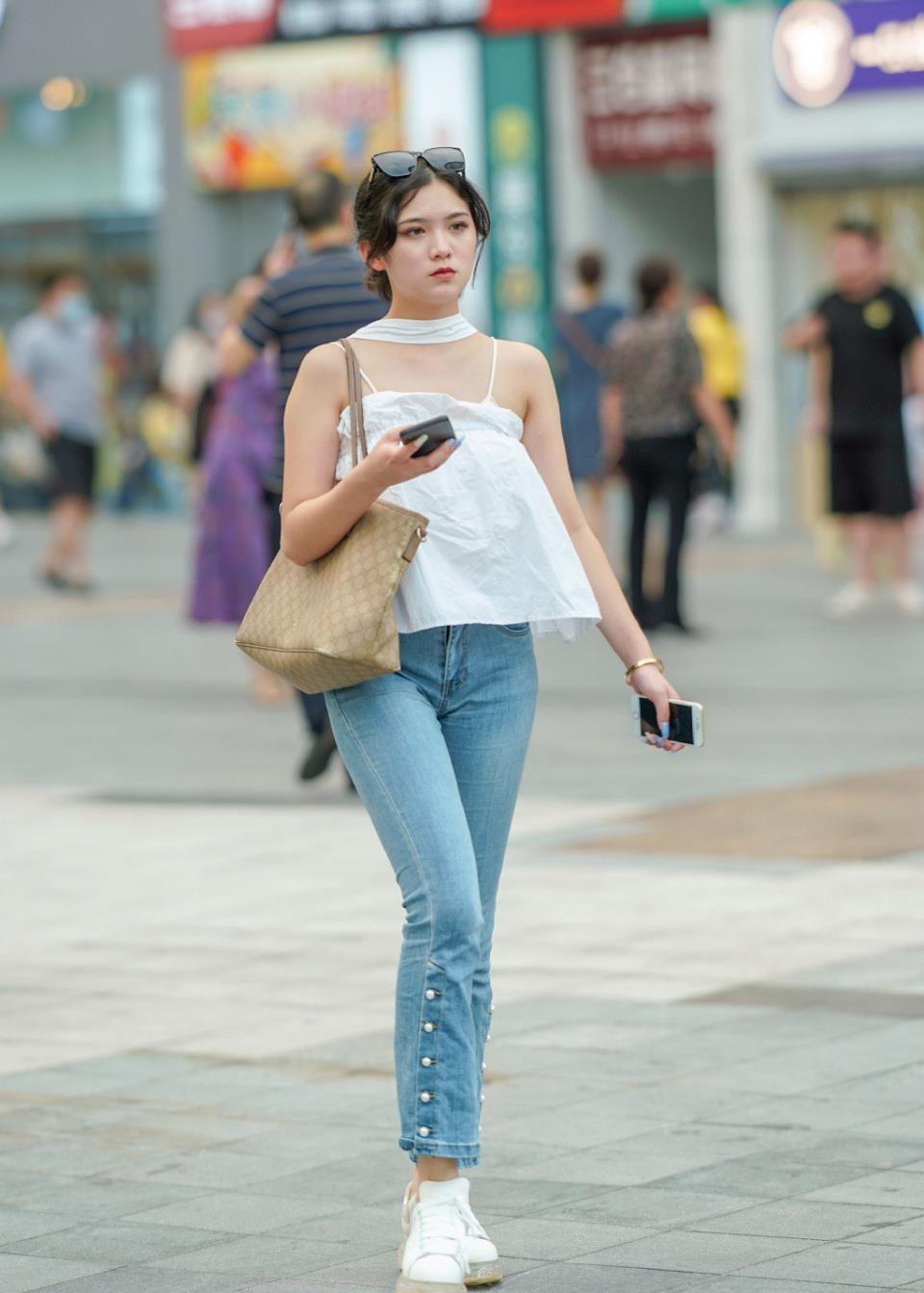 时尚气质藏在穿搭里想要美出时尚感选牛仔裤准没错