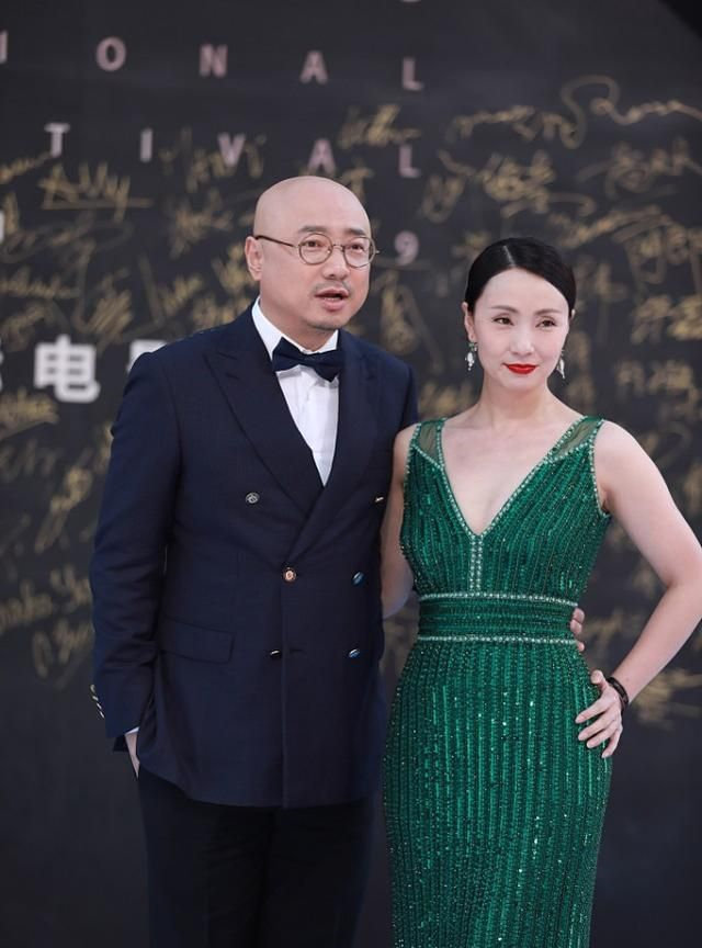 徐峥的妻子穿孔雀绿礼服衬得皮肤白嫩透亮气质好优雅