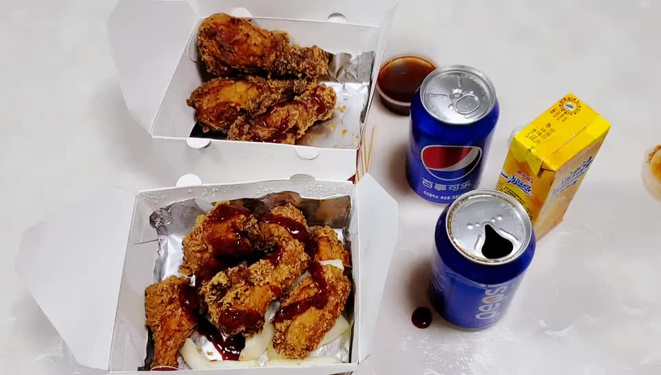 28元"韩式炸鸡可乐套餐",4个大鸡腿和鸡翅中,老板还能赚钱吗