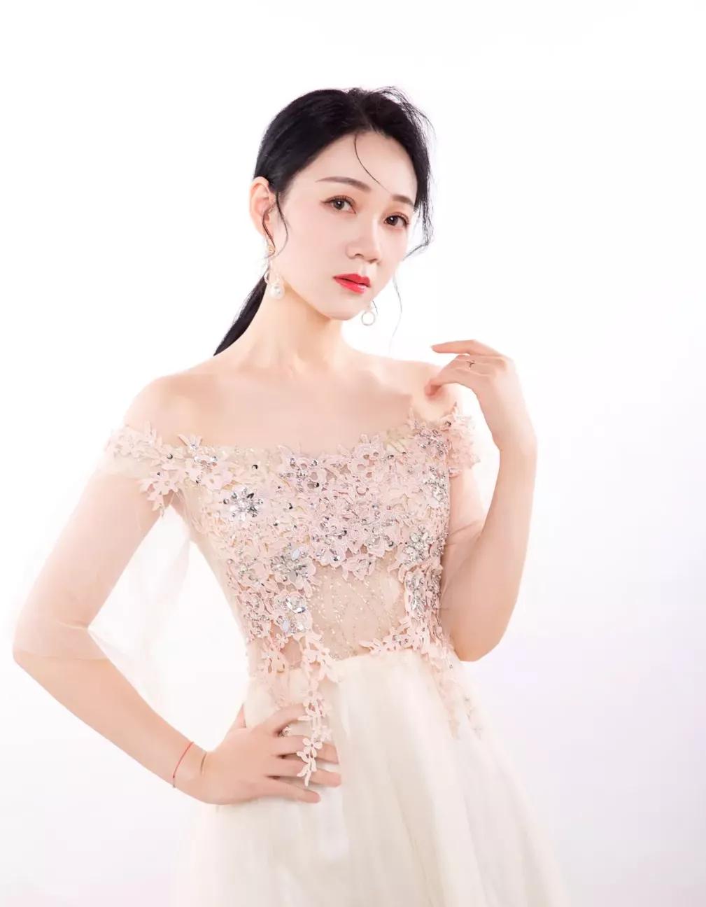 周群敢于晒少女照?没有滤镜依然清纯可人,冒雨开工别有一番风味