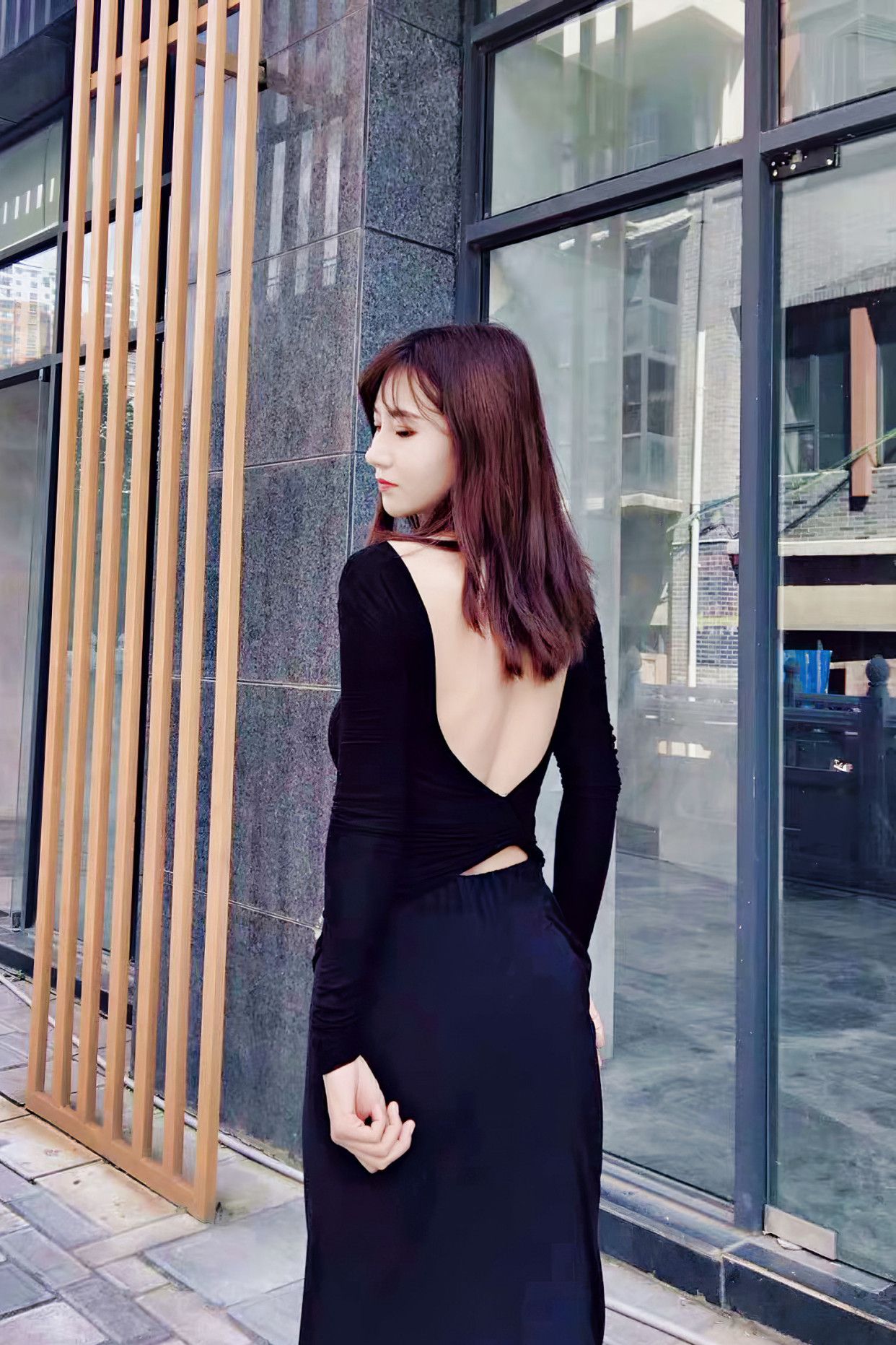 时尚街拍:小姐姐冬季露背长裙展现迷人身材,低调又温暖显气质!