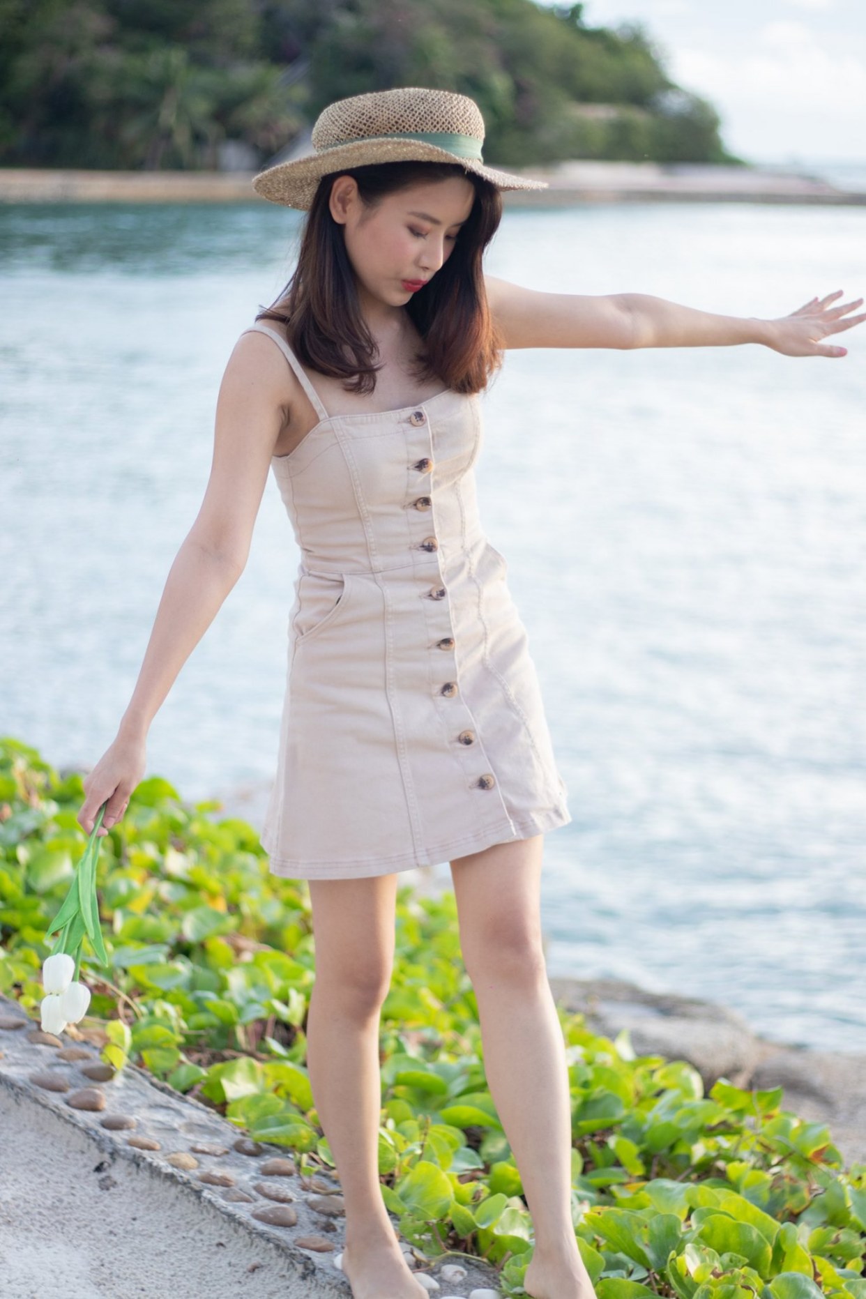 海边美女随拍,夏天吹海风是最爽的