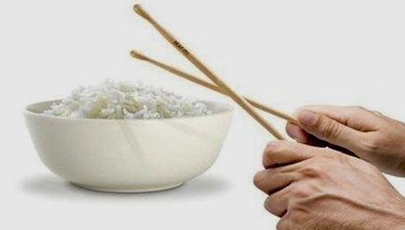 意识的动作如把筷子插饭上,用筷子敲打碗往往会被大人们快速斥责制止