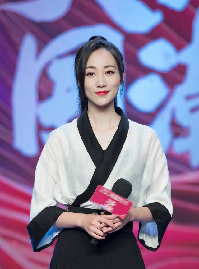 韩雪还是演古装剧吧,穿黑白撞色汉服梳高马尾,干净利落霸气十足_高清