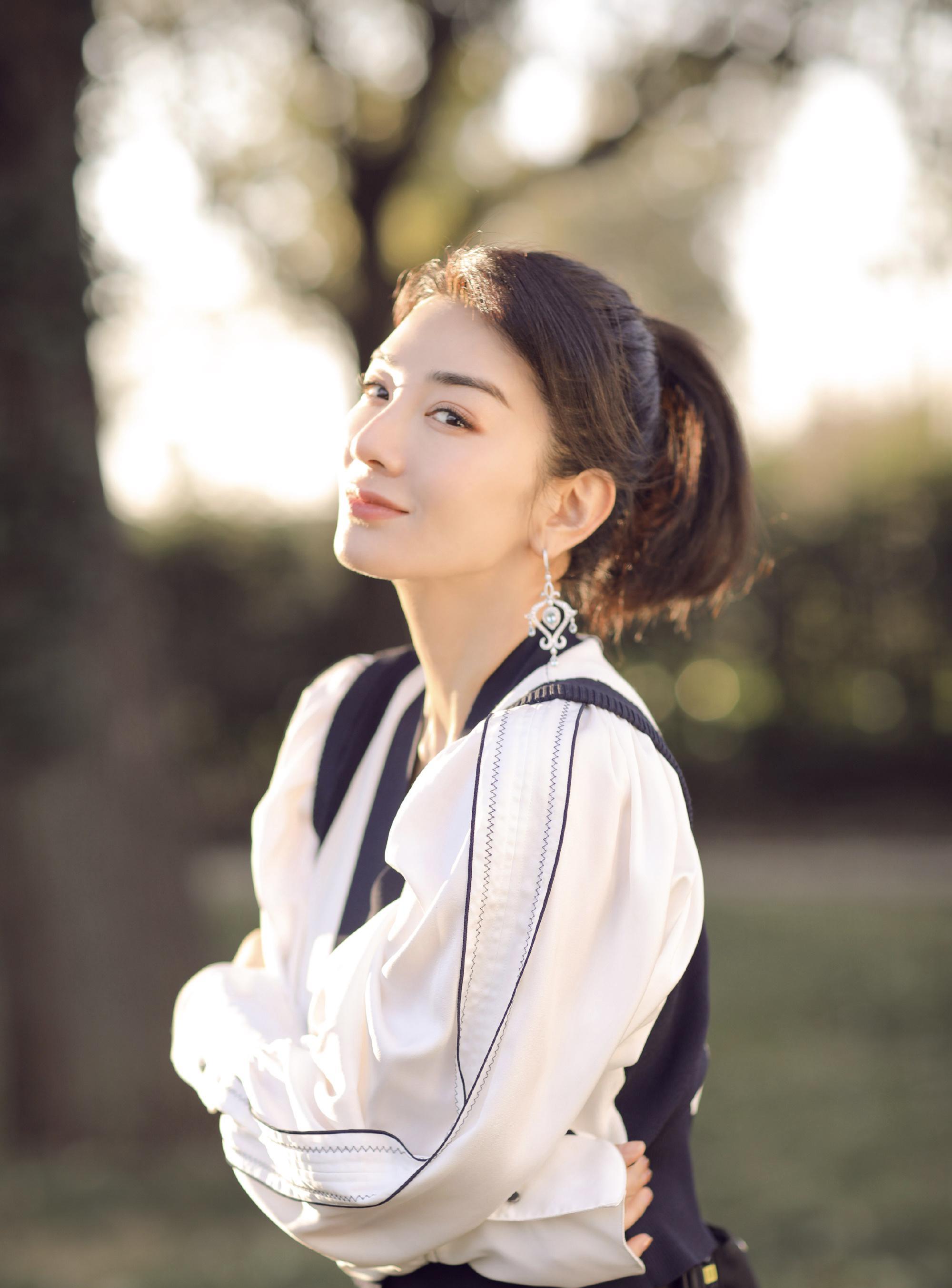 黄奕也牵手成功带孩子与圈外男友见面和女儿梳母女头俏丽