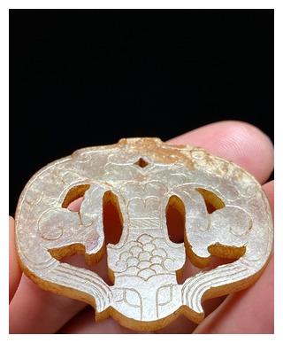战国 和田玉籽料 游丝毛雕 螭龙纹 玉珮