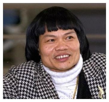 八两金:香港娱乐圈第一丑星,妻子败光千万家产,现与3女友同居