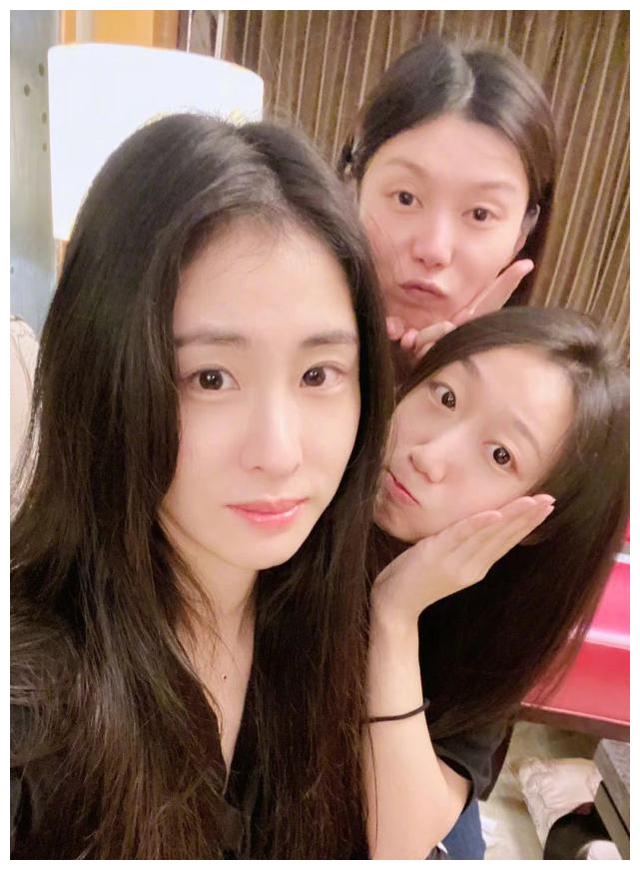 张碧晨带女儿外出画面曝光小公主胖嘟嘟的很像华晨宇小时候