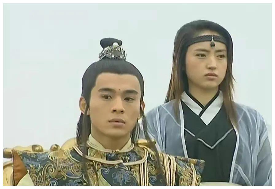 雪花女神龙里上官燕怎么老咬头发