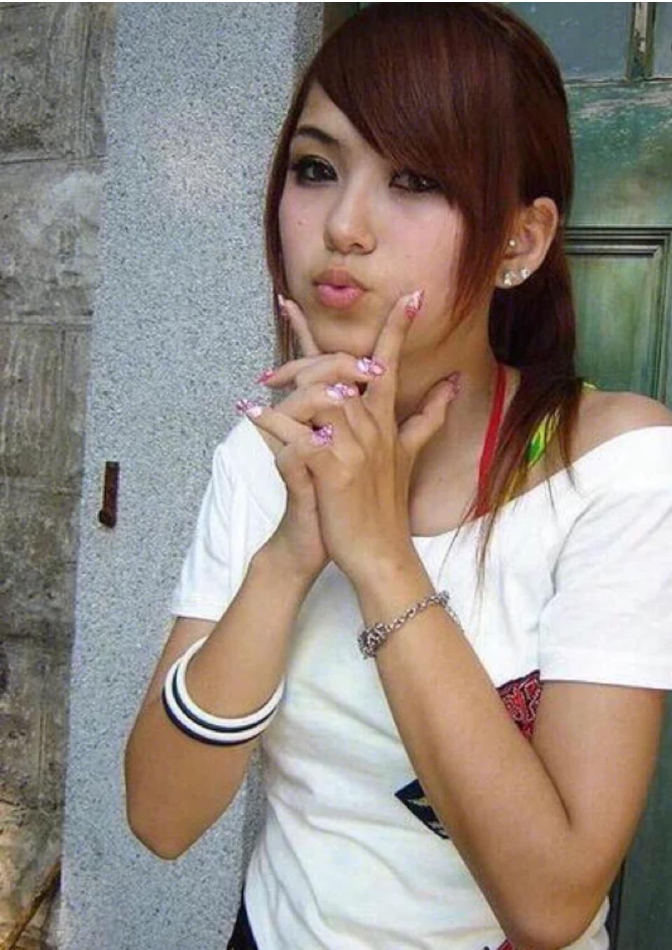 2008年昆凌首次登上音乐频道"我爱黑涩会"这个节目,但在黑涩会美眉中