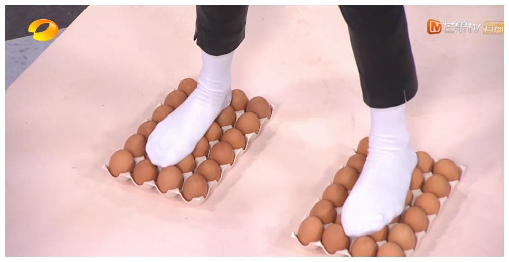 作为一个女明星,如果光着脚在大众面前,这也不太雅观,所以她当时穿了