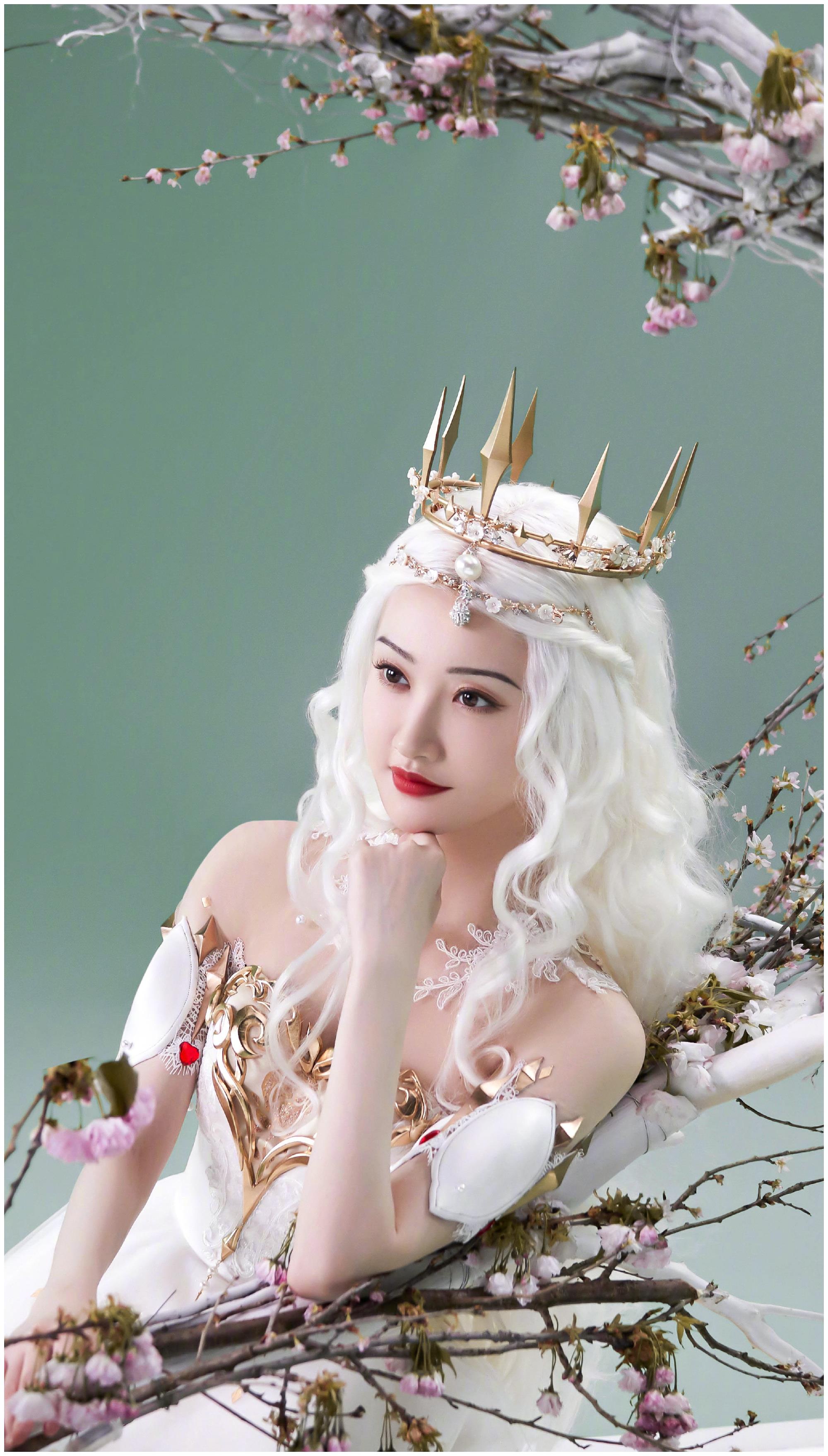 景甜白皇后造型怎么样？景甜白皇后图片写真分享，仿佛回到“司藤”太美了
