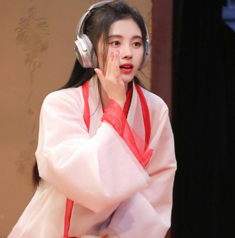 鞠婧祎参加《青春环游记》,紫霞仙子造型曝光,生图上颜值真实