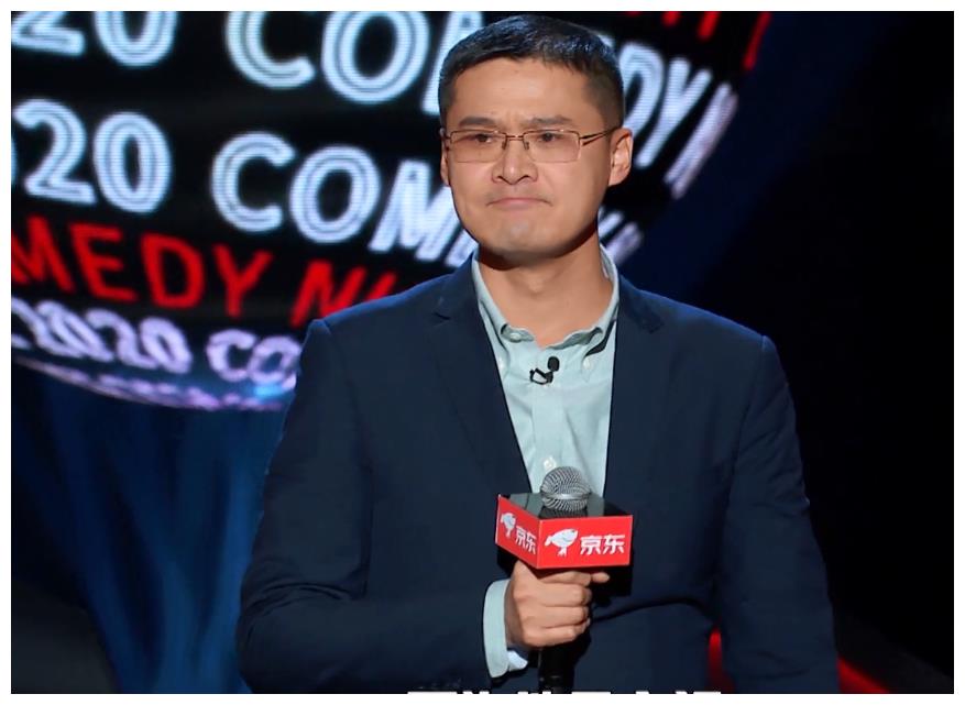 因趣味讲法而走红的刑法专家罗翔这次离开网络来到现实,他以风趣幽默