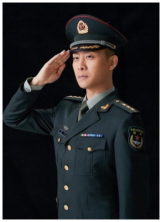 张译携老婆罕见同框西装配黑裤男人味十足大6岁老婆气质真好