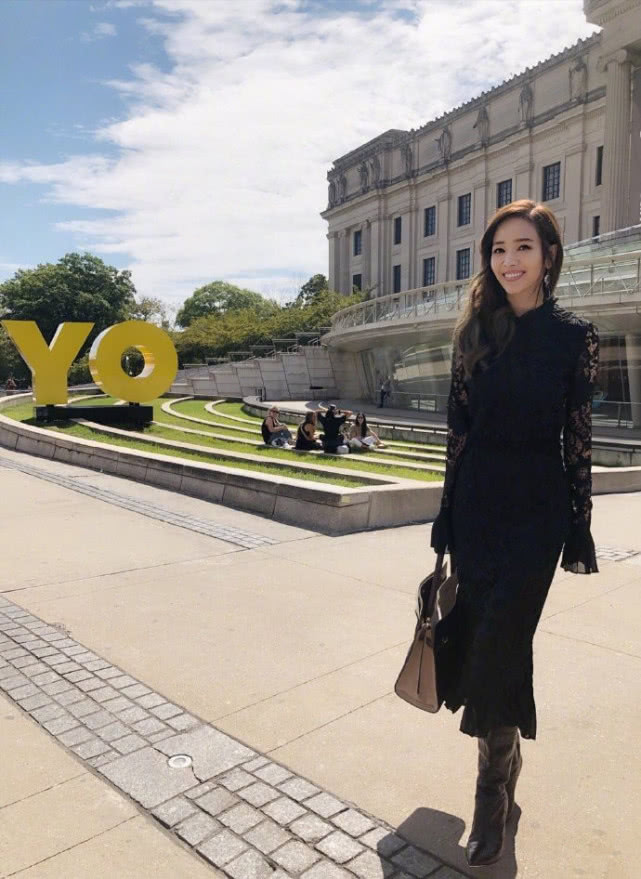 侯佩岑黑色蕾丝裙搭高跟靴,气质好得哪像40多岁!__财经头条