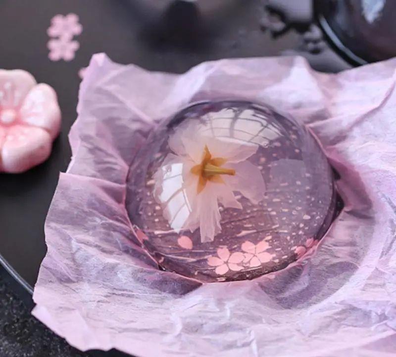 hello spring樱花果冻4,煮好的桃花糕倒入容器中,放入冰箱冷藏2小时