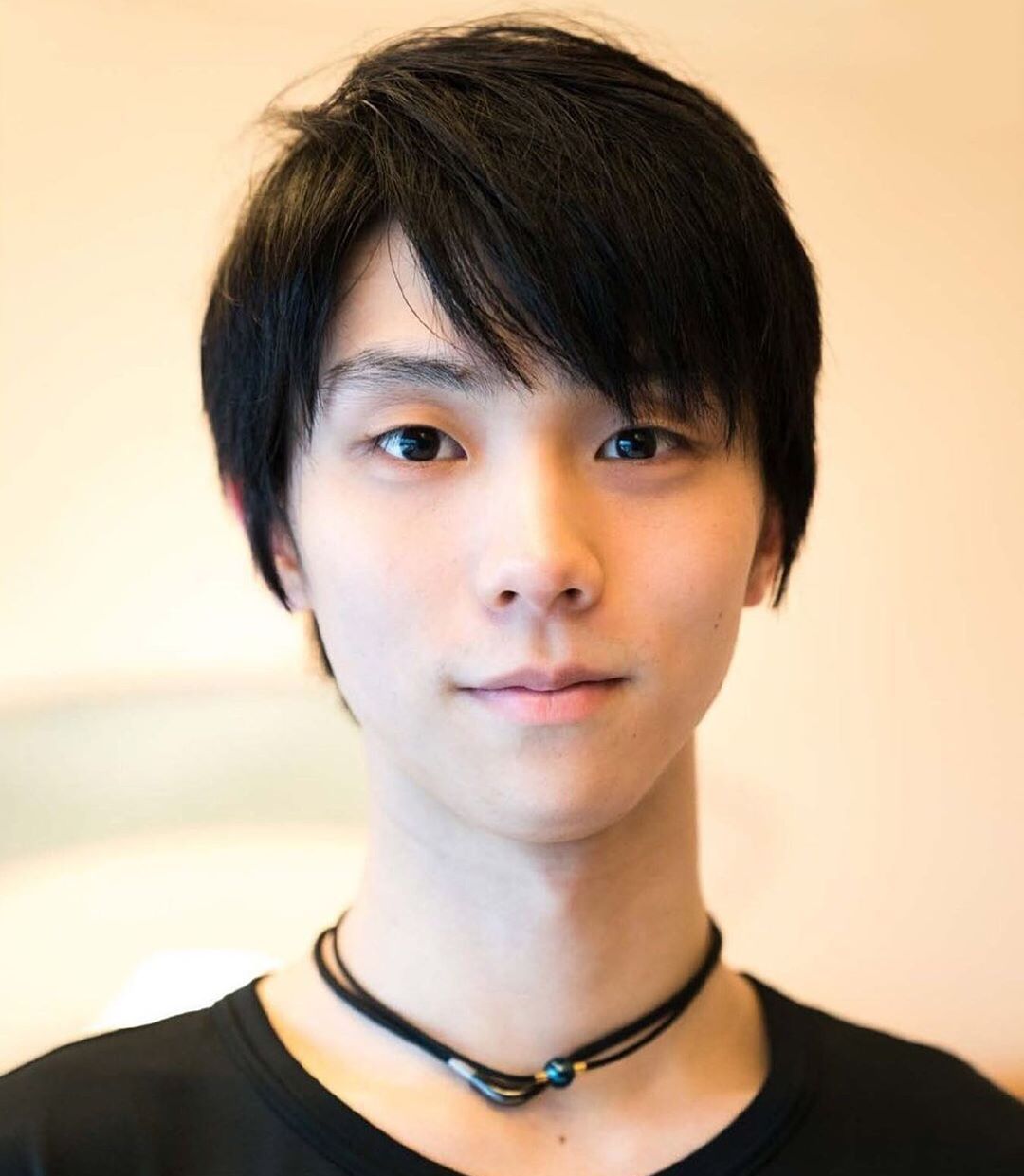 羽生结弦近期动态:比赛中变身优雅骑士,场外拍照搞怪呆萌