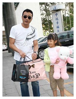 黄健翔前妻患癌至今单身现任老婆名叫小红是一名舞蹈演员