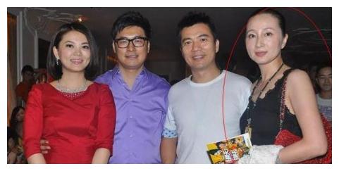 黄健翔前妻患癌至今单身现任老婆名叫小红是一名舞蹈演员