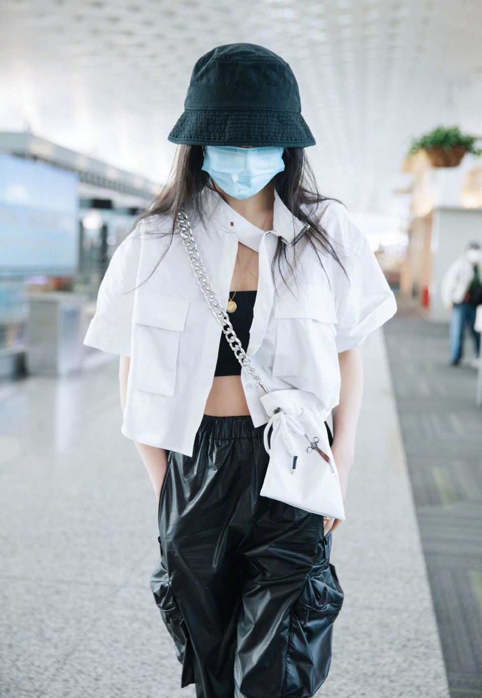 1 / 4 工作室晒出了郑爽现身机场的照片,只见郑爽穿白衬衫配黑皮裤又