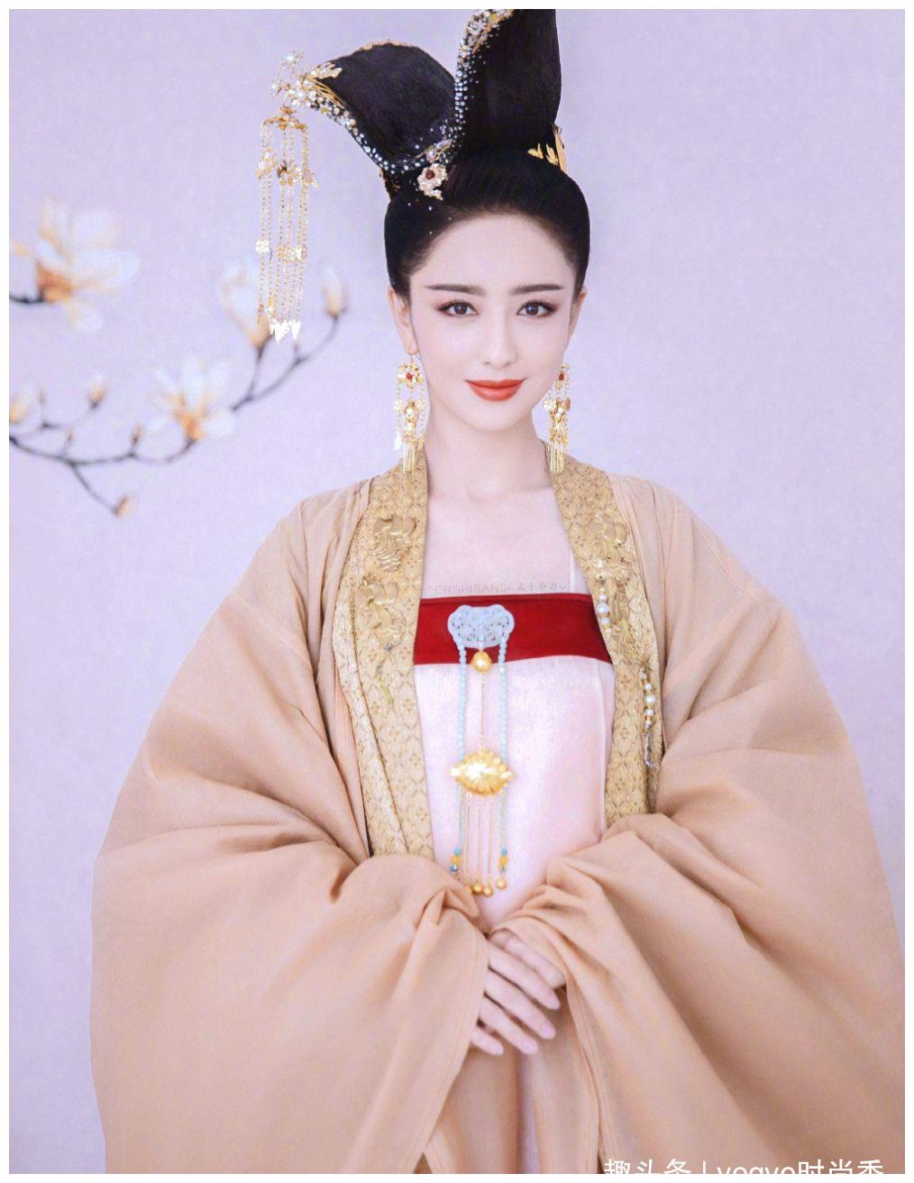 佟丽娅618晚会造型曝光,穿唐装翩翩起舞,这颜值真实存在?