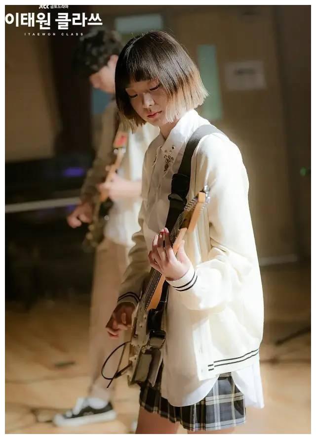 一部韩剧带火栗子头单眼皮演了两集才现身的女主人设太赞了